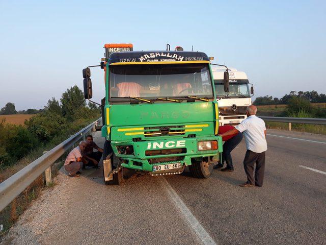 Hurdaya dönen otomobilden ufak sıyrıklarla kurtuldular