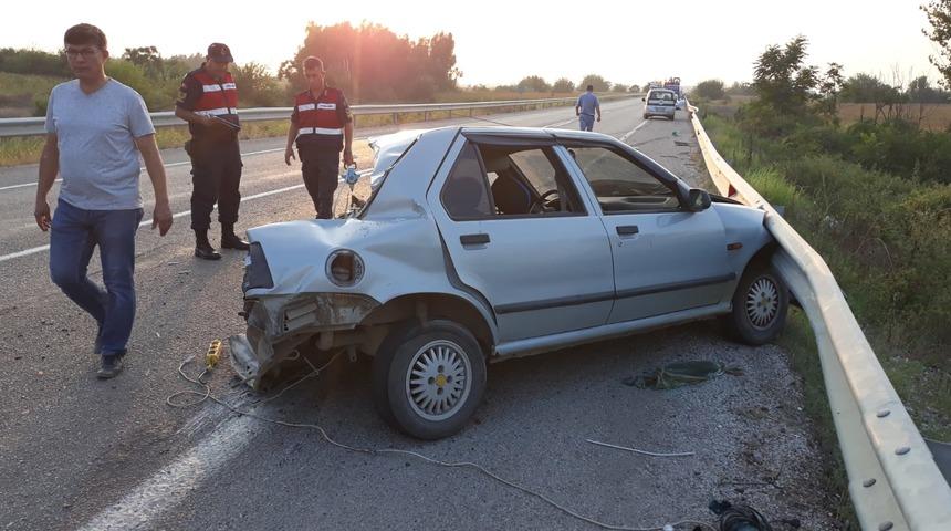 Hurdaya d&ouml;nen otomobilden ufak sıyrıklarla kurtuldular