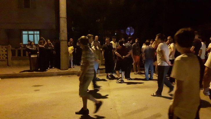 2 kişinin yaralandığı kaza mahalleliyi sokağa döktü G3