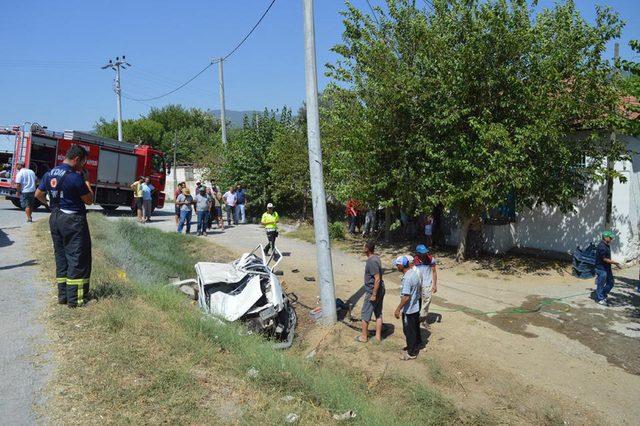 Aydın'da otomobil şarampole devrildi, baba ile oğlu ve kızı yaralandı