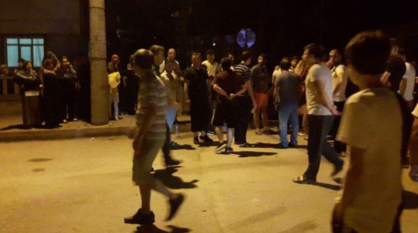 2 kişinin yaralandığı kaza mahalleliyi sokağa d&ouml;kt&uuml;