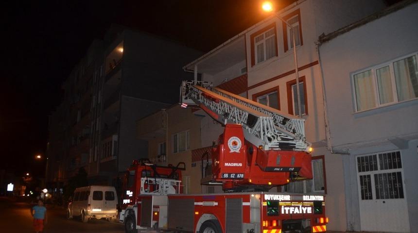 Evde uyuyakalan gen&ccedil; polisi ve itfaiyeyi alarma ge&ccedil;irdi