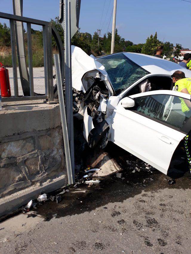 Bariyerlere çarpan otomobilin sürücüsü öldü