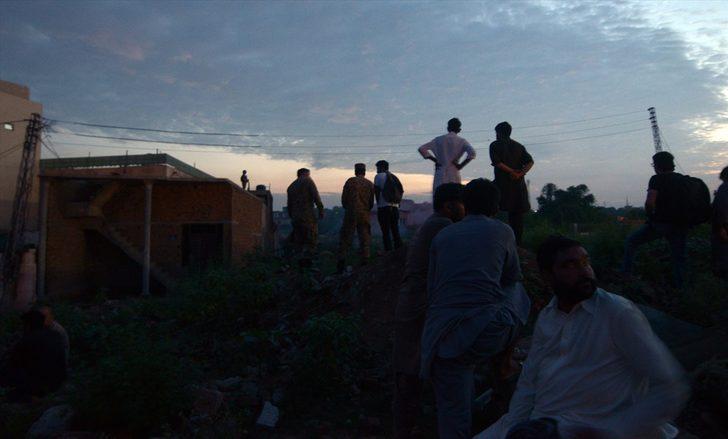 Pakistan'da askeri uçak düştü: 17 ölü G4