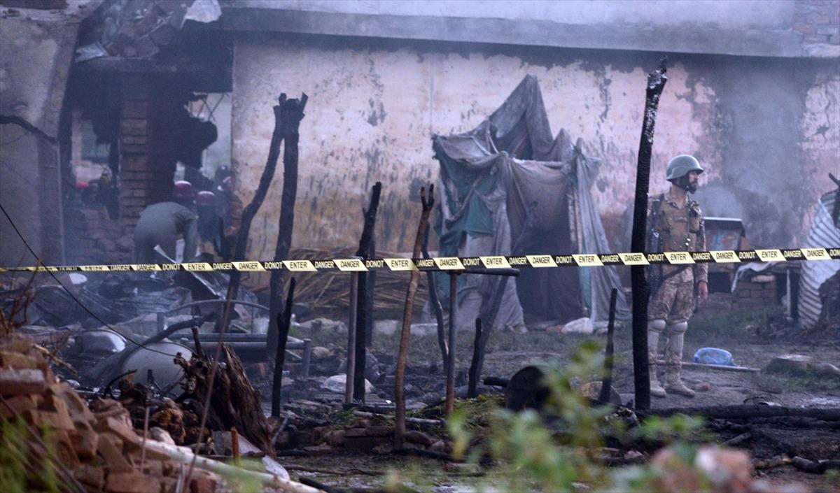 Pakistan'da askeri u&ccedil;ak d&uuml;şt&uuml;: 17 &ouml;l&uuml;