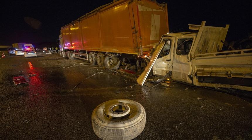 Lastik değiştiren belediye çalışanlarına TIR çarptı: 2 ölü, 1 yaralı