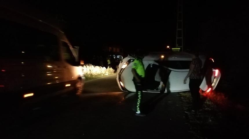 Kontrolden &ccedil;ıkan otomobil yan yattı