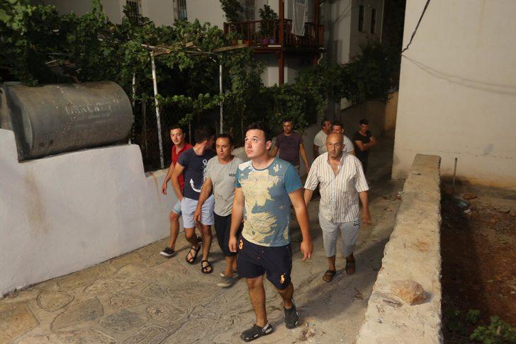 Mahalleli eline sopayı alıp sırayla nöbet tutuyor G4