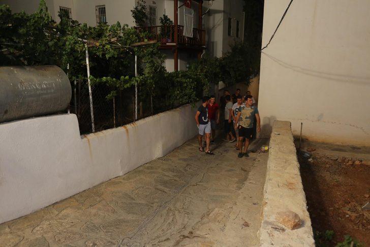 Mahalleli eline sopayı alıp sırayla nöbet tutuyor G3