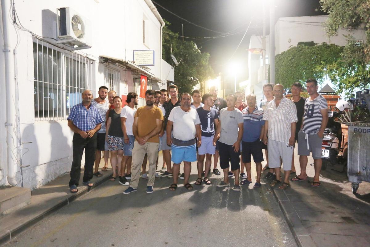 Mahalleli eline sopayı alıp sırayla n&ouml;bet tutuyor