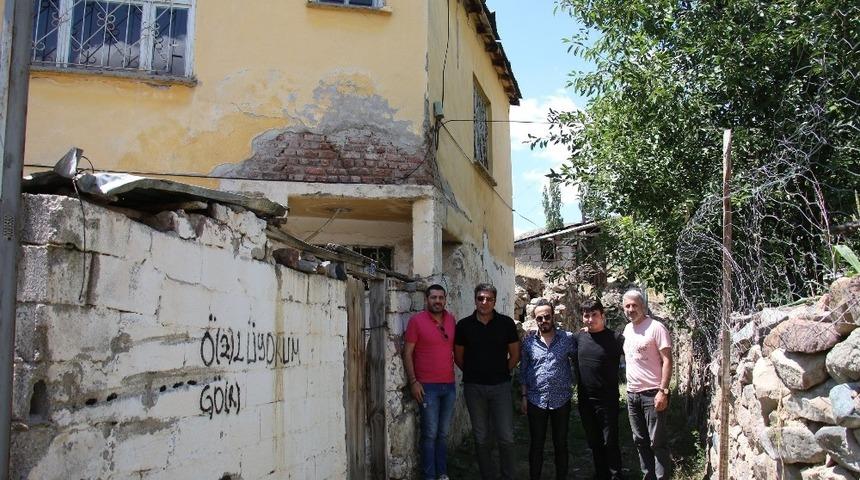 Sanat&ccedil;ı Yağız, İbrahim Erkal&rsquo;ın evini ziyaret etti