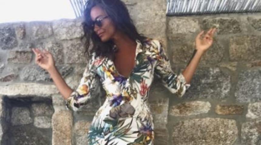 Eda Taşpınar, bikinisiyle kayalıkların &uuml;zerinde poz verdi