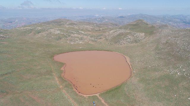 2 bin 600 rakımda kalbi andıran göl dikkat çekiyor