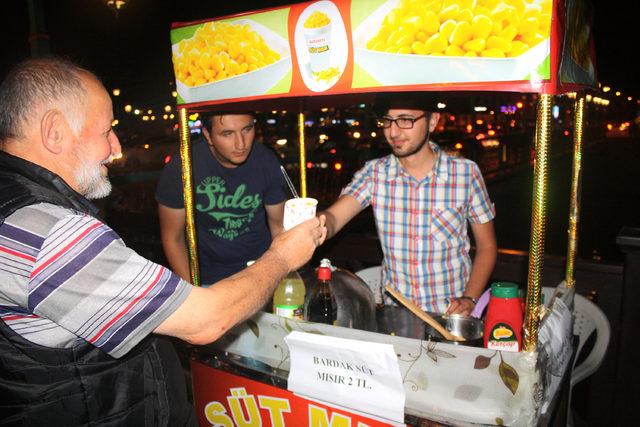 Engelli kuzenler, mısır satarak geçimlerini sağlıyor