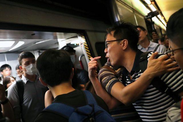 Hong Kong’da protestocular tren istasyonlarını bastı, ulaşım felç oldu