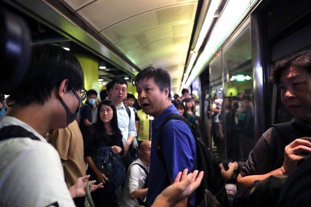 Hong Kong’da protestocular tren istasyonlarını bastı, ulaşım felç oldu