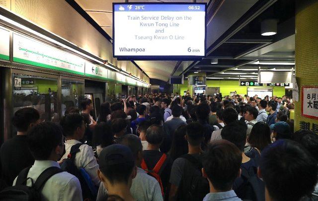 Hong Kong’da protestocular tren istasyonlarını bastı, ulaşım felç oldu