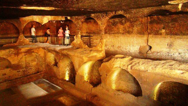 Mardin'de halka açık sergilenen 1500 yıllık toplu mezarlık