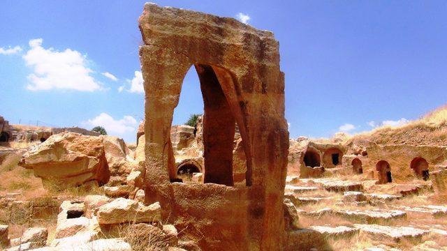 Mardin'de halka açık sergilenen 1500 yıllık toplu mezarlık