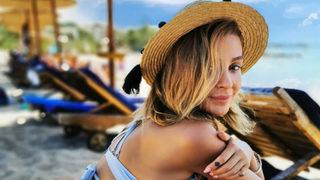 Özge Ulusoy şapkasıyla dikkat çekti