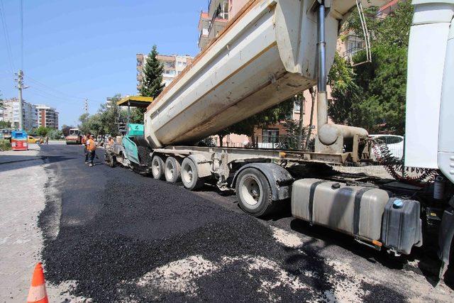 Bayraklı’nın bozuk yollarına neşter