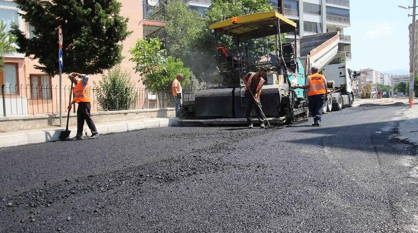 Bayraklı&rsquo;nın bozuk yollarına neşter