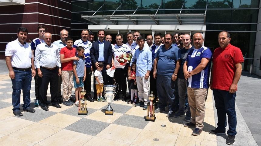 Tatvanlı sporcular &ccedil;i&ccedil;eklerle karşılandı