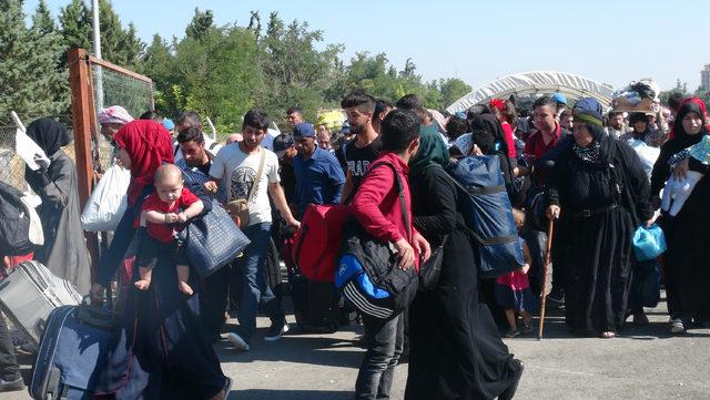 Öncüpınar'dan 10 bin Suriyeli bayramlaşmaya gitti