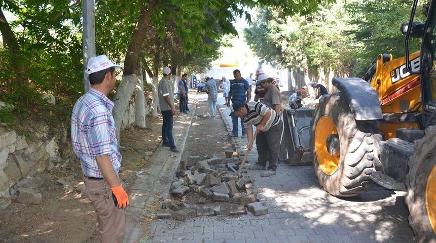 Emet&rsquo;te cadde ve kaldırım d&uuml;zenleme &ccedil;alışmaları
