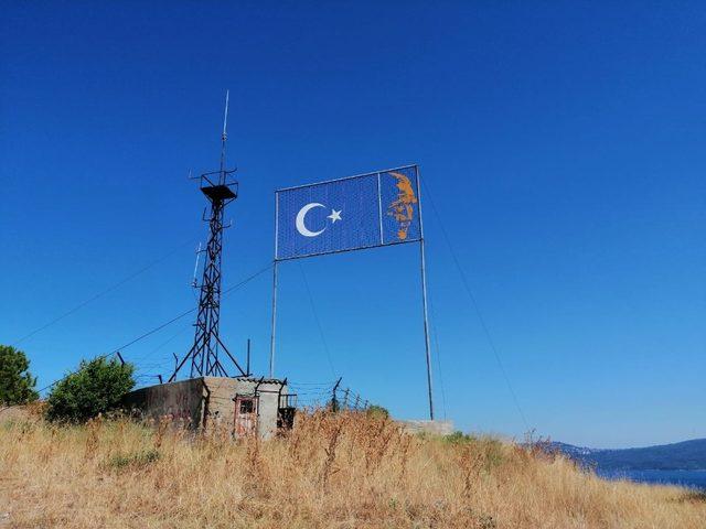 Erdek’teki dev bayrak alanı pislik ve karanlık içinde