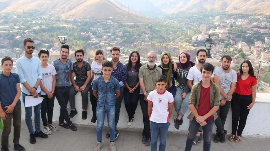 Bitlisli gen&ccedil;lere profesyonel tiyatro eğitimi