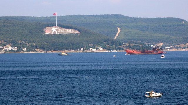 Kerç Boğazı ndaki yangında zarar gören gemi, Çanakkale Boğazı ndan geçirildi 1