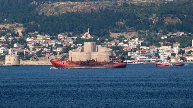 Kerç Boğazı ndaki yangında zarar gören gemi, Çanakkale Boğazı ndan geçirildi 2