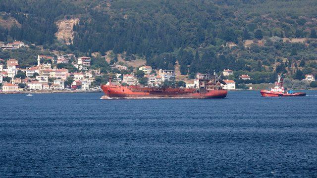 Kerç Boğazı ndaki yangında zarar gören gemi, Çanakkale Boğazı ndan geçirildi 3