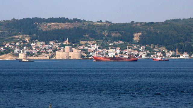 Ker&ccedil; Boğazı ndaki yangında zarar g&ouml;ren gemi, &Ccedil;anakkale Boğazı ndan ge&ccedil;irildi 4