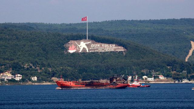 Kerç Boğazı'ndaki yangında zarar gören gemi, Çanakkale Boğazı'ndan geçirildi