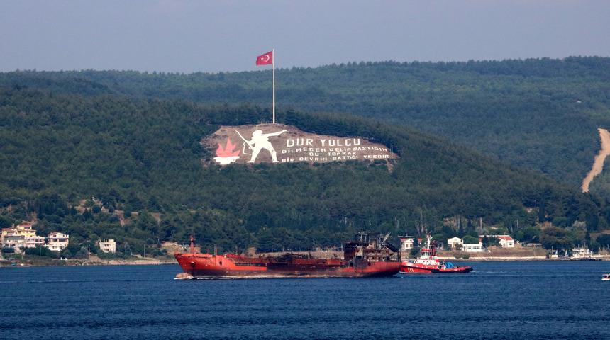 Ker&ccedil; Boğazı'ndaki yangında zarar g&ouml;ren gemi, &Ccedil;anakkale Boğazı'ndan ge&ccedil;irildi