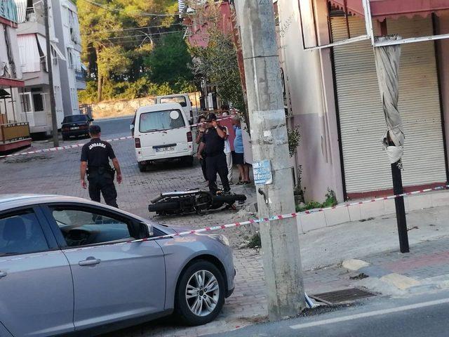 Manavgat’ta otomobil ile motosiklet çarpıştı: 1’i ağır 2 yaralı