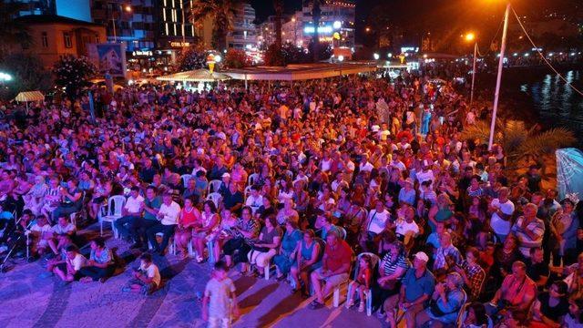 Aydın Büyükşehir Belediyesinin Kuşadası konseri beğeni topladı