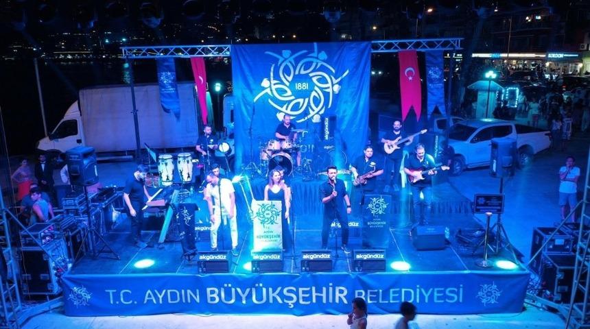 Aydın B&uuml;y&uuml;kşehir Belediyesinin Kuşadası konseri beğeni topladı