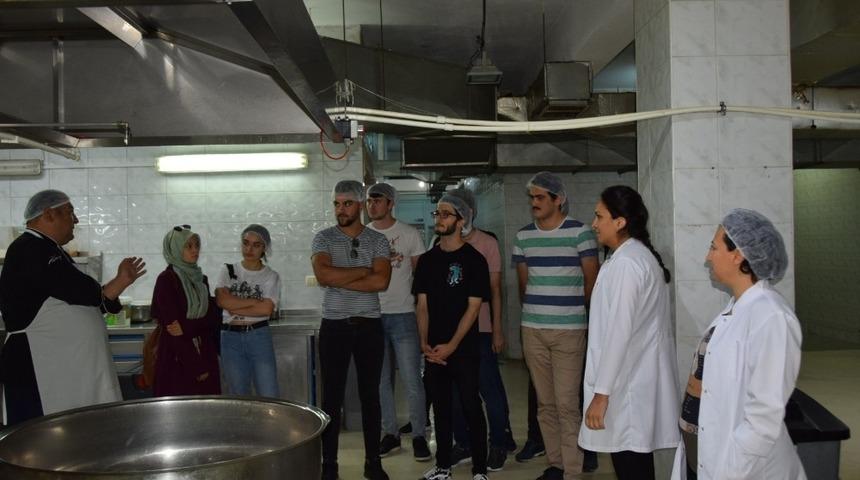 D&uuml;zce &Uuml;niversitesi &ouml;ğrencileri a&ccedil;ık mutfakta buluştu