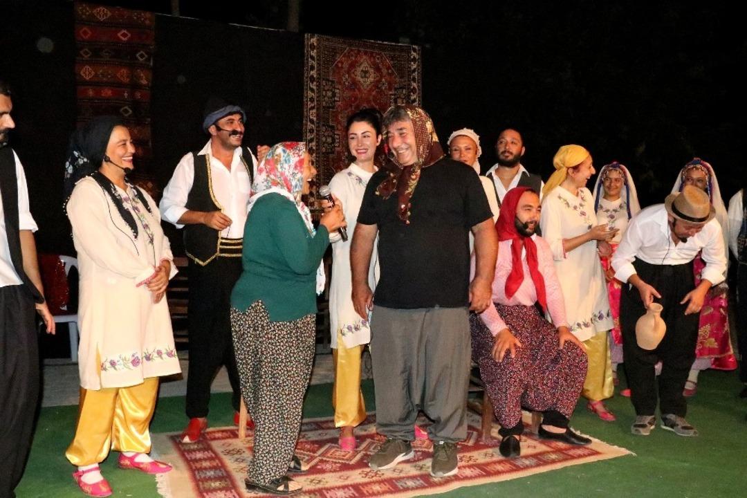 Tiyatro sahnesi yaylalara kuruluyor, &ccedil;ocuklar ilk kez tiyatro izlemenin heyecanını yaşıyor