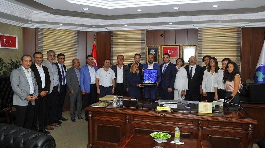 Van Dostluk Grubu&rsquo;ndan Rekt&ouml;r Şevli&rsquo;ye ziyaret