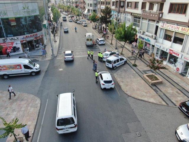 Polis yaya önceliğini dronle kontrol ediyor