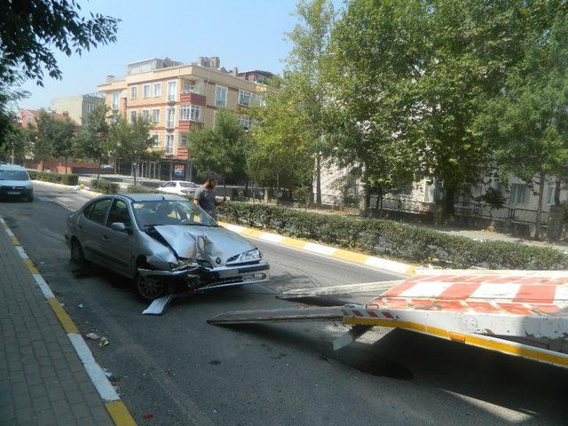 Park halindeki araca çarpan sürücü yaralandı