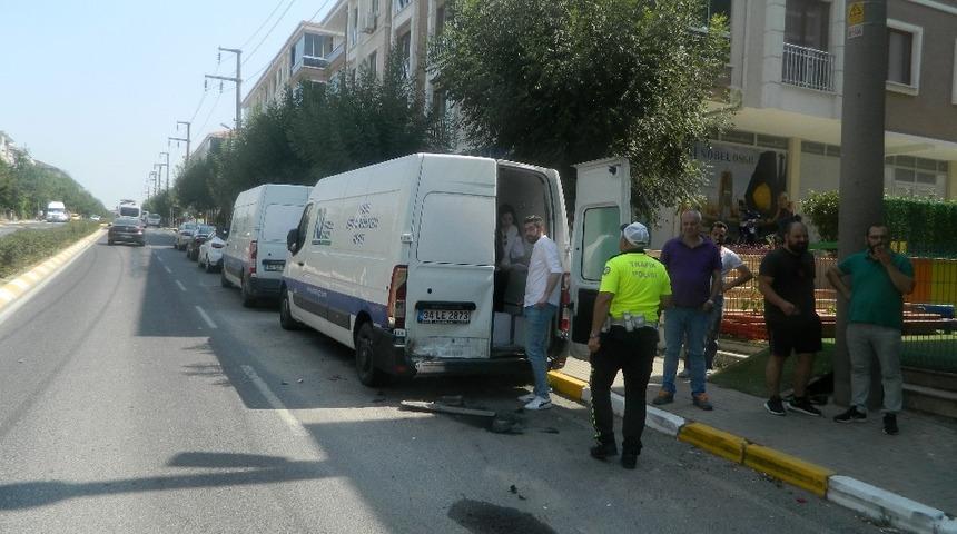 Park halindeki araca &ccedil;arpan s&uuml;r&uuml;c&uuml; yaralandı