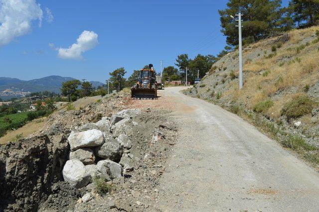 Büyükşehirden Kaş’ın grup yollarına bakım