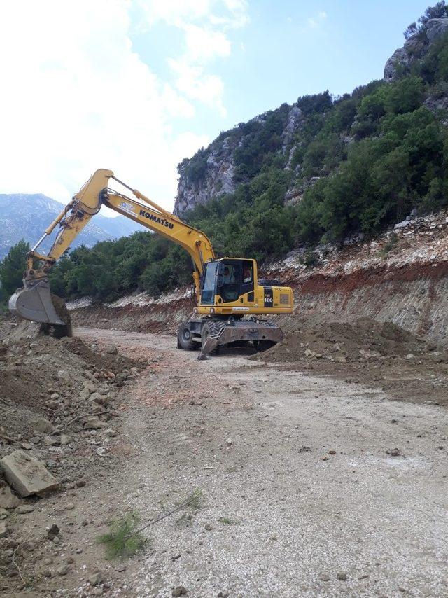 Akseki’nin Taşlıca yolu genişletiliyor