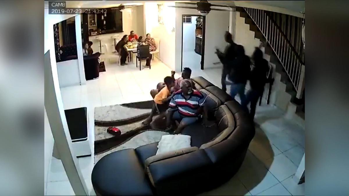 Eli palalı soyguncular, 8 kişilik aileyi evlerinde soydu