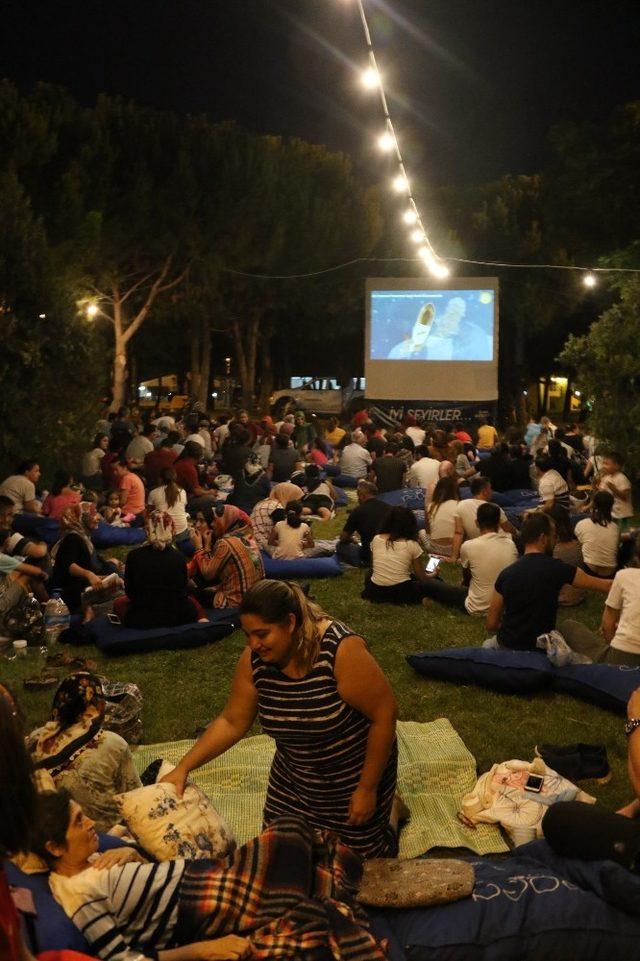 Akhisarlılar açık hava sinema günlerini çok sevdi